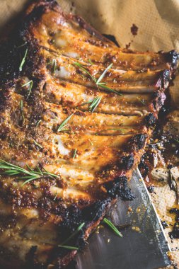 Bir ahşap masa ve balta üzerinde fırında kaburga