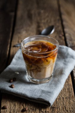 Krem bir cam fincan kahveyle