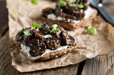 Bütün tahıl ekmeği, krem peynir ve mantarlı sandviç