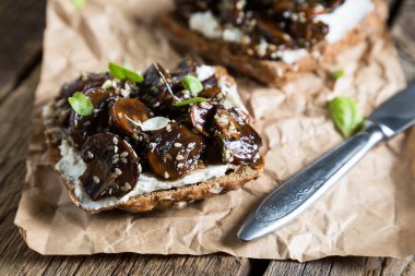 Bütün tahıl ekmeği, krem peynir ve mantarlı sandviç