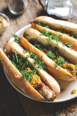 Sosisli sandviç hardal ve kıyılmış dereotu ile