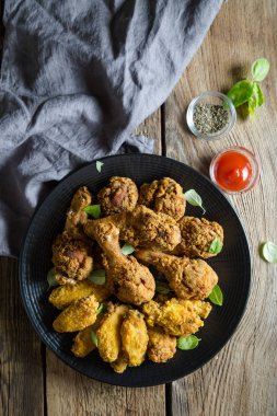 Kızarmış tavuk kanatları ve tavuk budu