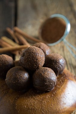 Ahşap masa üzerinde ev yapımı çikolata