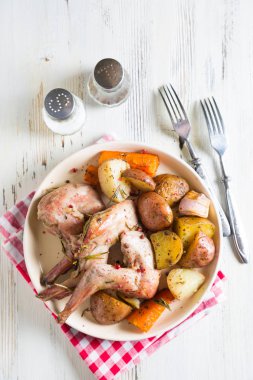 Sebzeli fırında tavşan