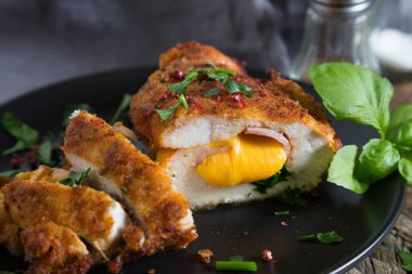 Tavuk cordon bleu. Tavuk jambon ve peynir ile rulo