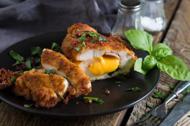 Tavuk cordon bleu. Tavuk jambon ve peynir ile rulo