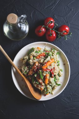 Karanlık masada sebzeli kuskus