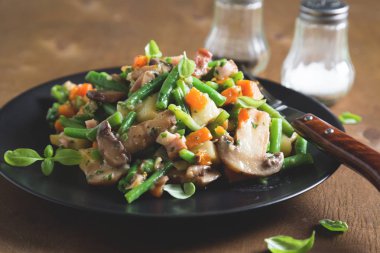 Ahşap bir masa üzerine haşlanmış sebzeler yemek