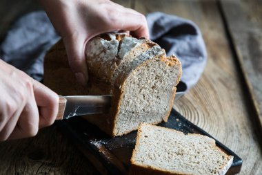 Ahşap bir masa üzerinde mayasız ekmek