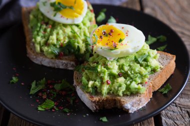 Avokado ve yumurta sandviç