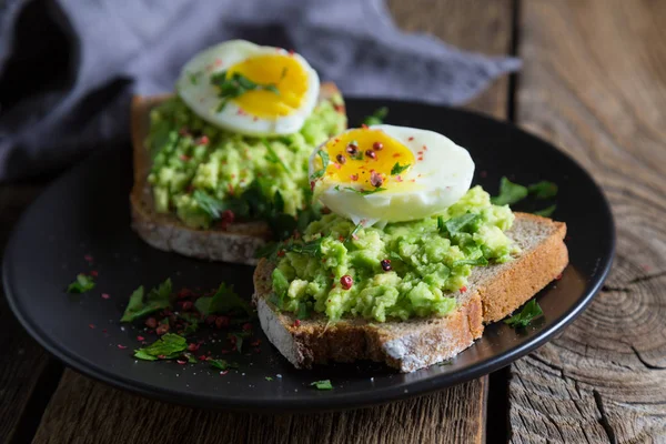 Avokado Yumurta Sandviç — Stok fotoğraf