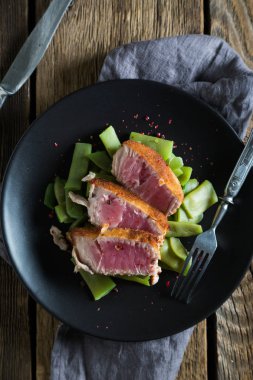 Bakla genç bezelye ile kızartılmış ton balığı