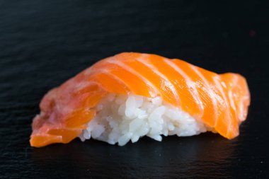 Suşi ve karanlık bir arka plan üzerinde rulo çeşitli