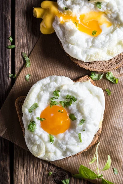 トーストに卵をクラウド — ストック写真