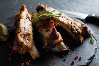 rosemary ile ızgara domuz pirzola