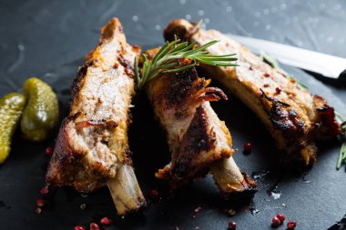 rosemary ile ızgara domuz pirzola