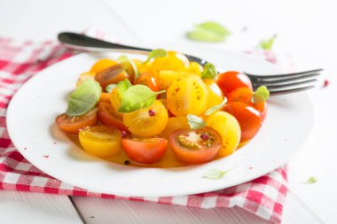 Taze kiraz domates salatası