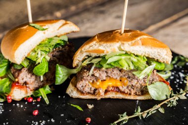 Kaşar Peynirli Burger ahşap tablo