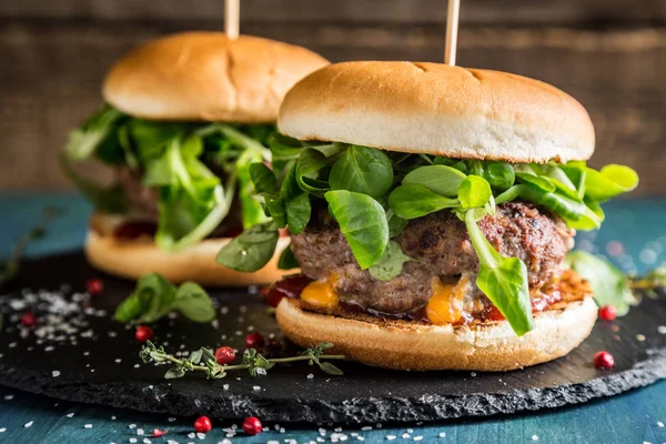 Kaşar Peynirli Burger ahşap tablo