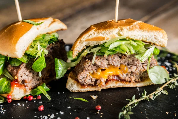 Kaşar Peynirli Burger ahşap tablo