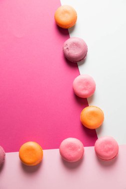 Renkli bir arka plan üzerinde çok renkli macaroons