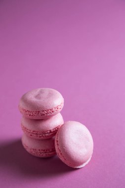 Renkli bir arka plan üzerinde çok renkli macaroons