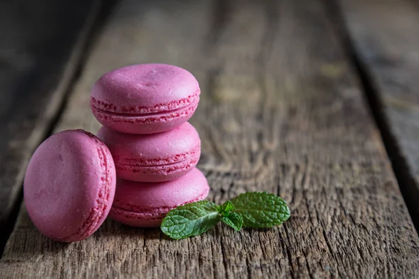 Macarons Colorés Sur Table Bois — Photo