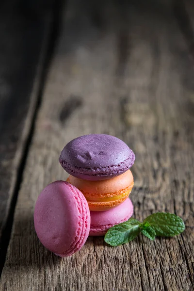 Macarons Colorés Sur Table Bois — Photo