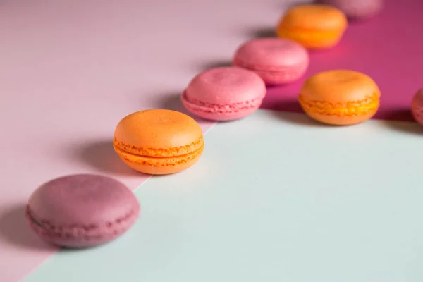 Macarons Multicolores Sur Fond Coloré — Photo