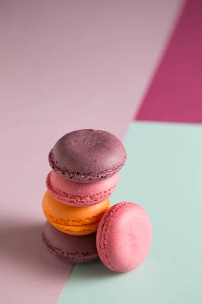 Macarons Multicolores Sur Fond Coloré — Photo
