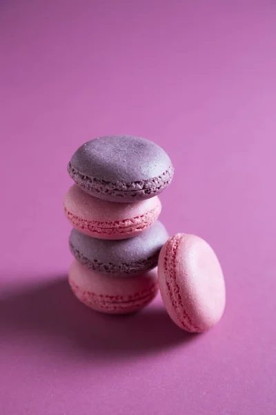 Macarons Multicolores Sur Fond Coloré — Photo