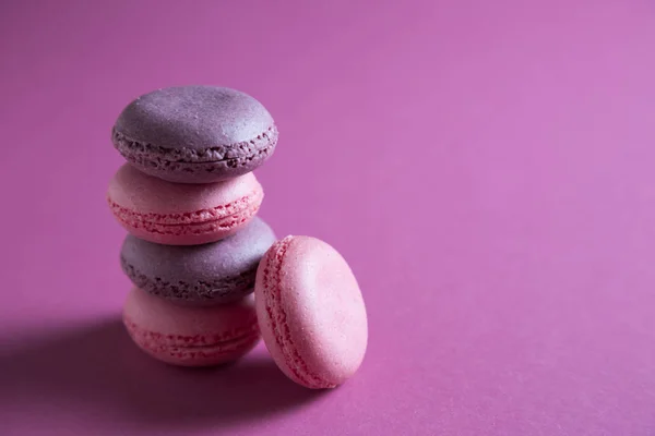 Macarons Multicolores Sur Fond Coloré — Photo