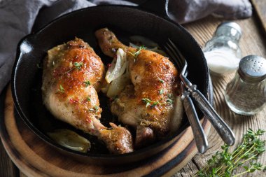 bir tavada kızarmış tavuk budu