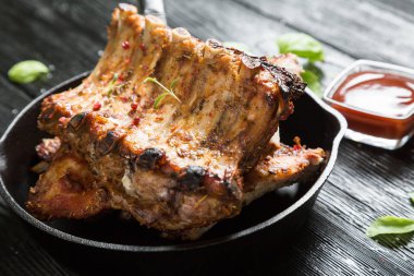 Barbekü soslu ızgara domuz pirzola