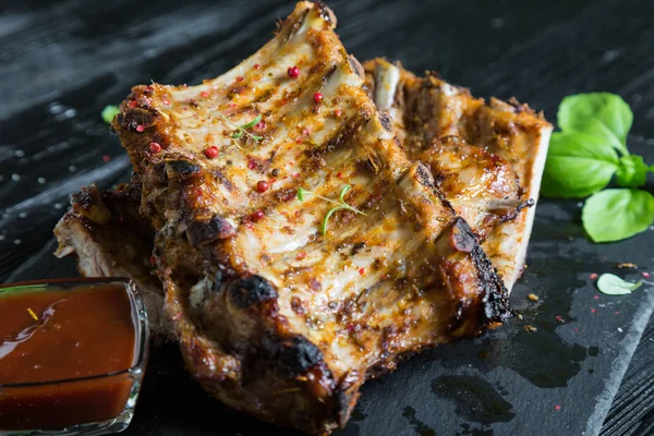 Gegrilde Varkensribbetjes Met Barbecue Saus — Stockfoto