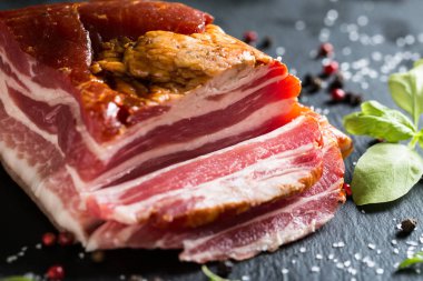 Baharat ve otlar ile pastırma füme