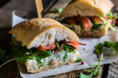 Büyük sandviç somon ve krem peynir ile