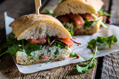 Büyük sandviç somon ve krem peynir ile