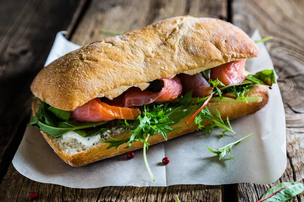 Sándwich Grande Con Salmón Queso Crema — Foto de Stock