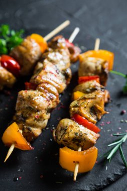 Tavuk Kebabı. Beyaz tavuk eti dolmalık biber ile