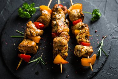 Tavuk Kebabı. Beyaz tavuk eti dolmalık biber ile