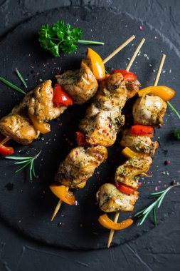 Tavuk Kebabı. Beyaz tavuk eti dolmalık biber ile