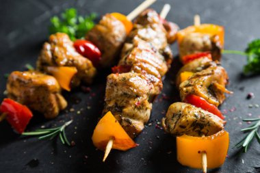 Tavuk Kebabı. Beyaz tavuk eti dolmalık biber ile