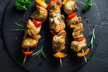 Tavuk Kebabı. Beyaz tavuk eti dolmalık biber ile