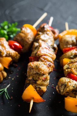 Tavuk Kebabı. Beyaz tavuk eti dolmalık biber ile