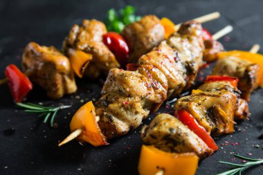 Tavuk Kebabı. Beyaz tavuk eti dolmalık biber ile