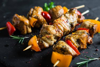 Tavuk Kebabı. Beyaz tavuk eti dolmalık biber ile