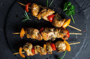 Tavuk Kebabı. Beyaz tavuk eti dolmalık biber ile