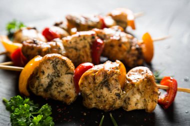 Tavuk Kebabı. Beyaz tavuk eti dolmalık biber ile