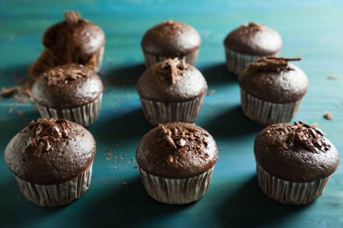 Masada çikolatalı kek var.